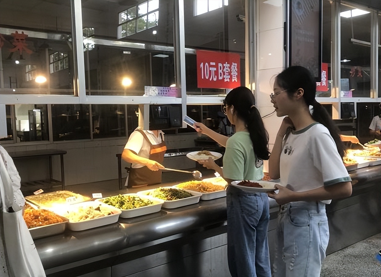 光明正大的坑学生钱？大学食堂出现“擦边菜”，学长表示习惯就好
