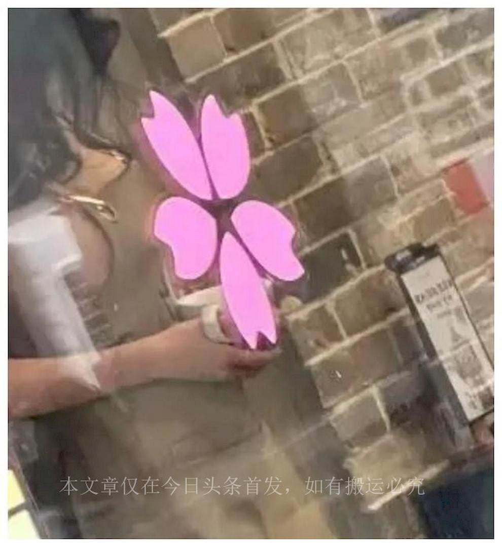 模特走秀?真空全裸上阵!广州一咖啡店员工只穿安全裤上班?