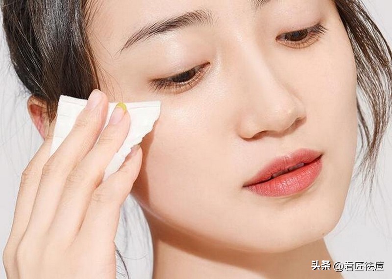 女孩眉头起痘痘的原因及祛痘方法,额头长痘的原因及祛痘方法