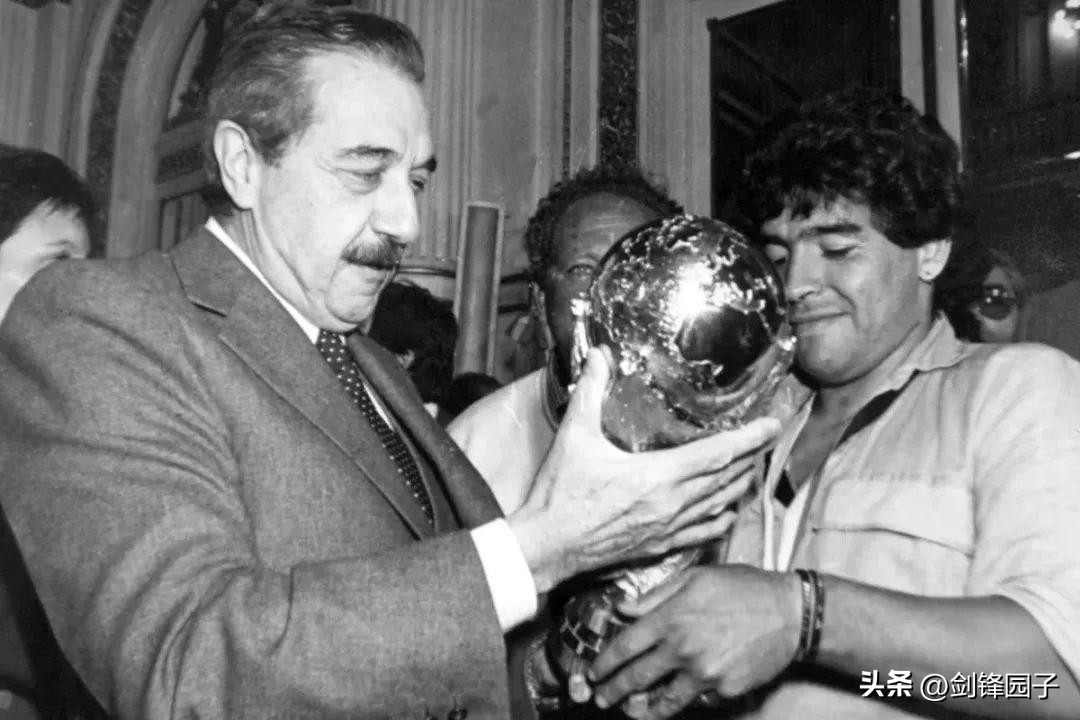 足球远离政治?其实是个伪命题——乱侃世界杯之三十七