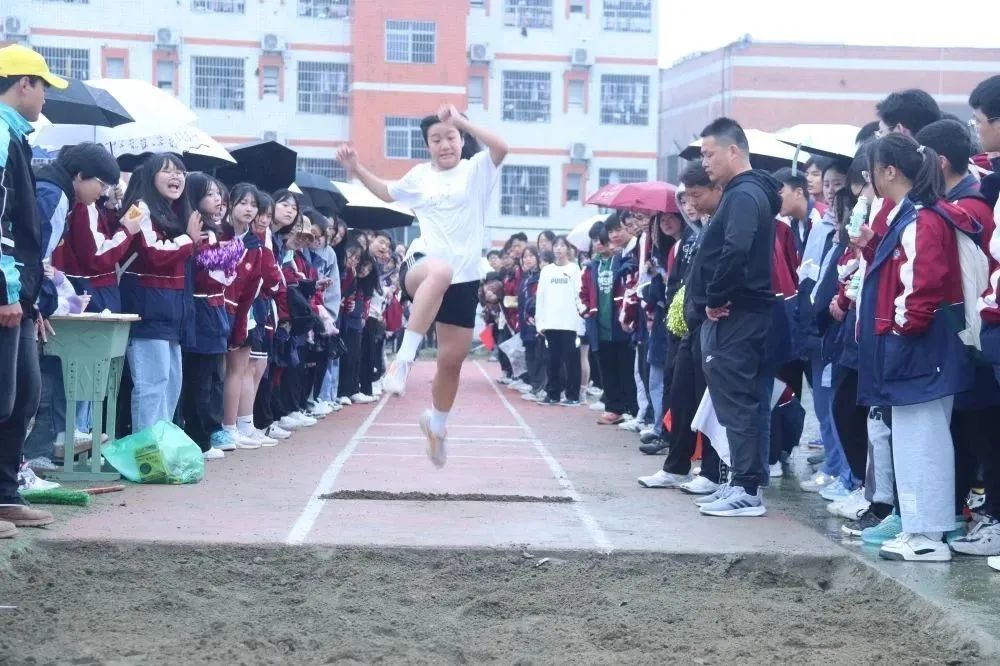 李中学子多矫健运动场上展英姿—李渡中学第四十届田径运动会纪实