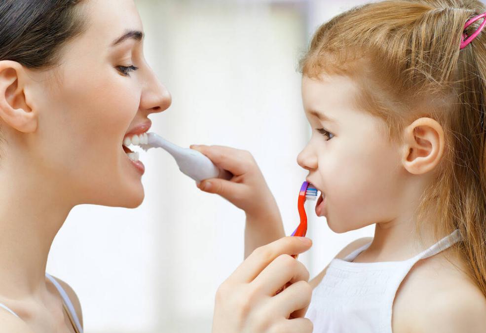 买牙膏时2种牙膏不建议购买,买牙膏含氟的好还是不含氟的好