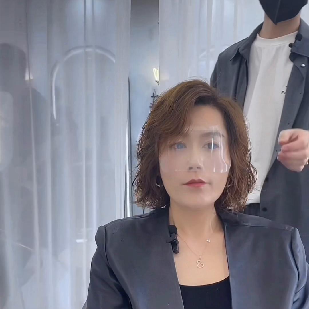 适合40岁女人的减龄免打理卷发,今年流行的卷发发型减龄免打理