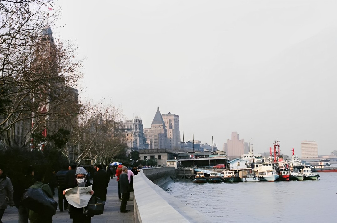 八十年代的上海老照片,踩在东海沿岸闪耀着无与伦比的繁荣骄傲