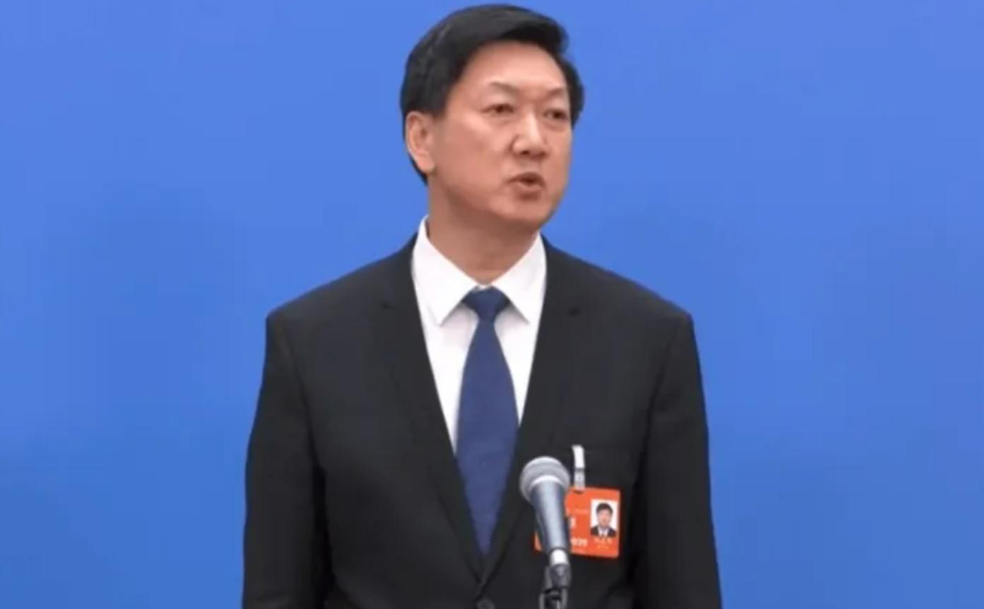 中超外援被队友绑住,曝中超多名球员被带走