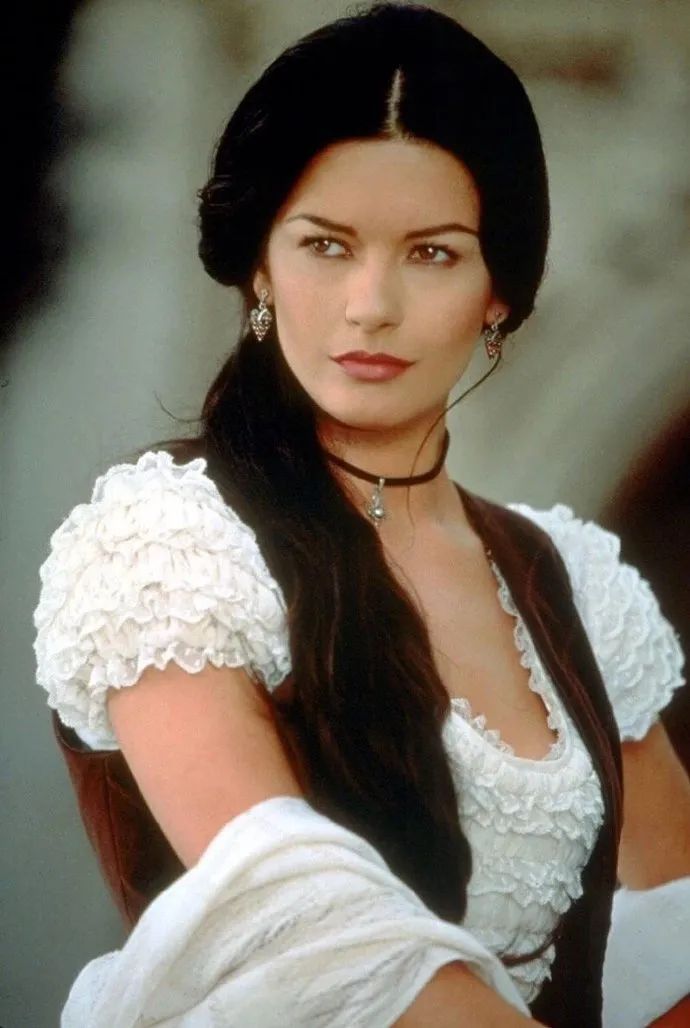 “英国关之琳”闪婚大25岁白头大叔