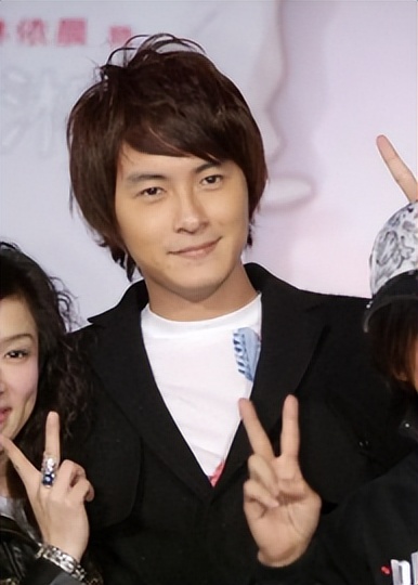 京城四美*冰白**：献媚成龙获杨受成独宠，下嫁男模却遭郑元畅*爱夺**