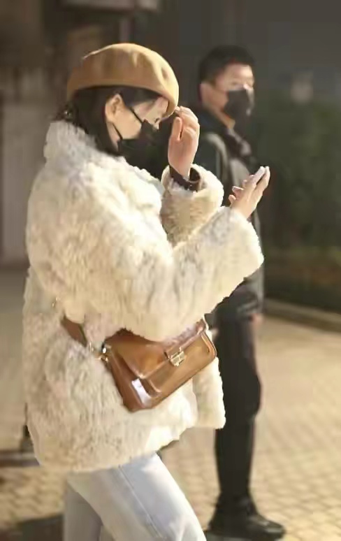 高圆圆身穿大衣脚踩长靴现身机场,高圆圆戴帽子造型黑色大衣街拍