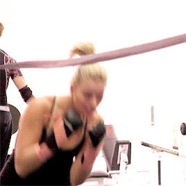 芭比被打一巴掌,芭比娃娃被扇耳光