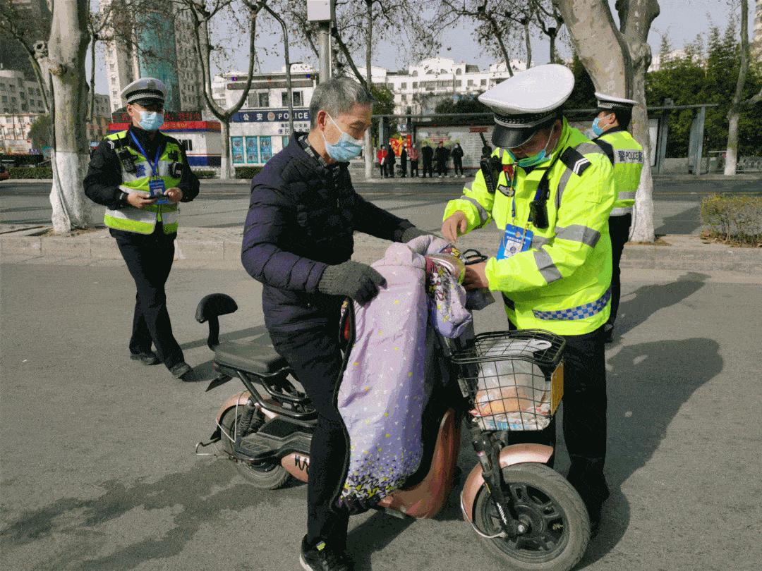 南阳电动车私加篷伞专项整治行动,南阳交警开展春雷行动