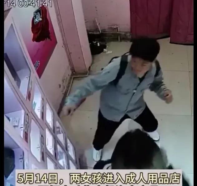 两名女子去无人售货店,女孩偷无人售货店