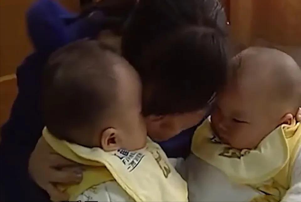 女子生下连体双胞胎后续,女子产下同母异父双胞胎完整版