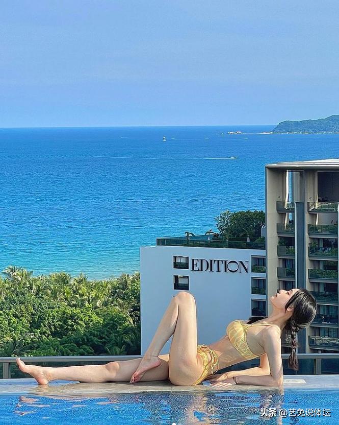 范志毅女儿综艺露脸,范志毅女儿穿露背装照片