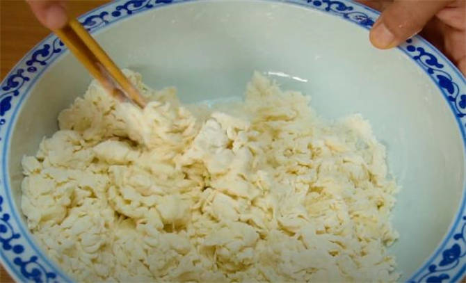 揉面光滑小技巧,揉面不粘手妙招