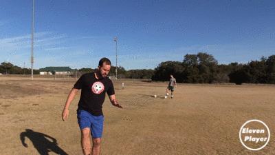 足球上一步踢球慢动作教学视频,足球一脚解围高球技巧