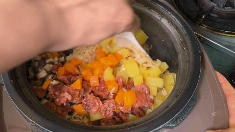 四季豆香肠焖饭电饭煲,西红柿香肠焖饭电饭煲做法