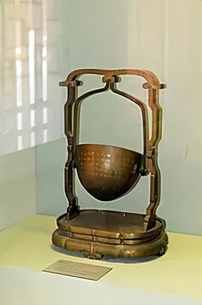 你们在课桌上留下哪些励志的话,学校适合贴在课桌上的座右铭