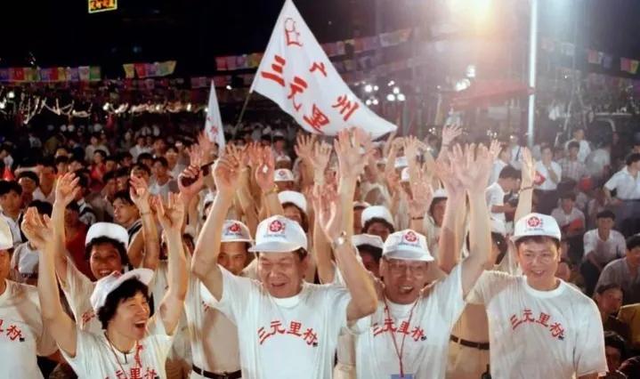 *小平邓**说香港“50年不变”是什么意思，为什么偏偏是50年？