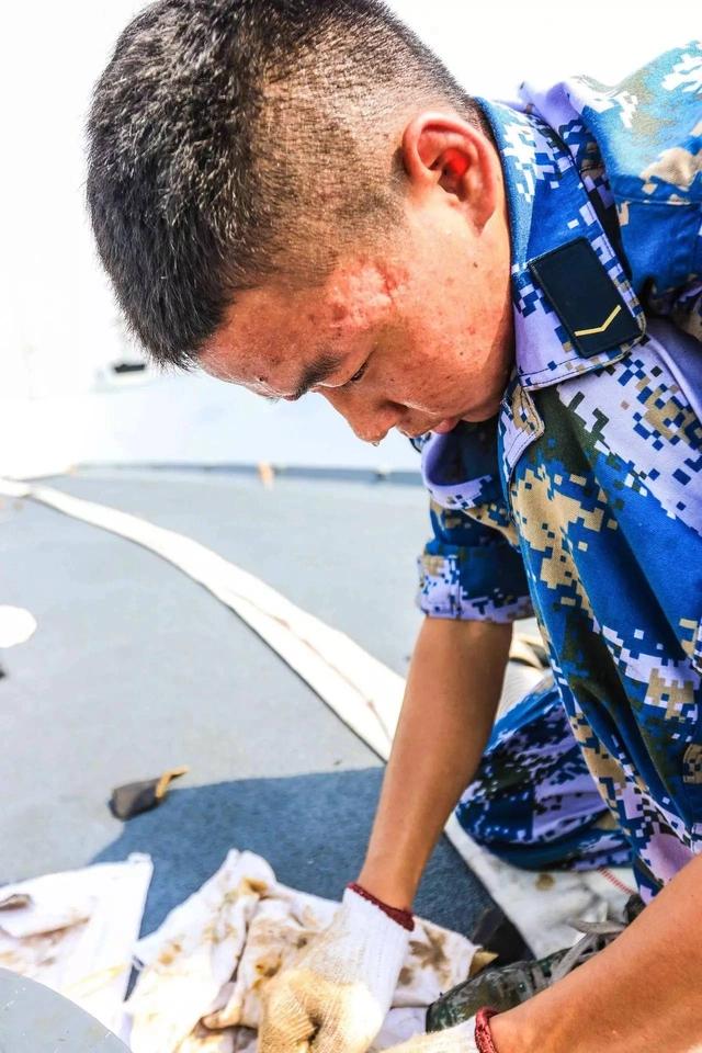 052D湛江舰抵达马来西亚：美国军舰锈迹斑斑，中国军舰像新的一样