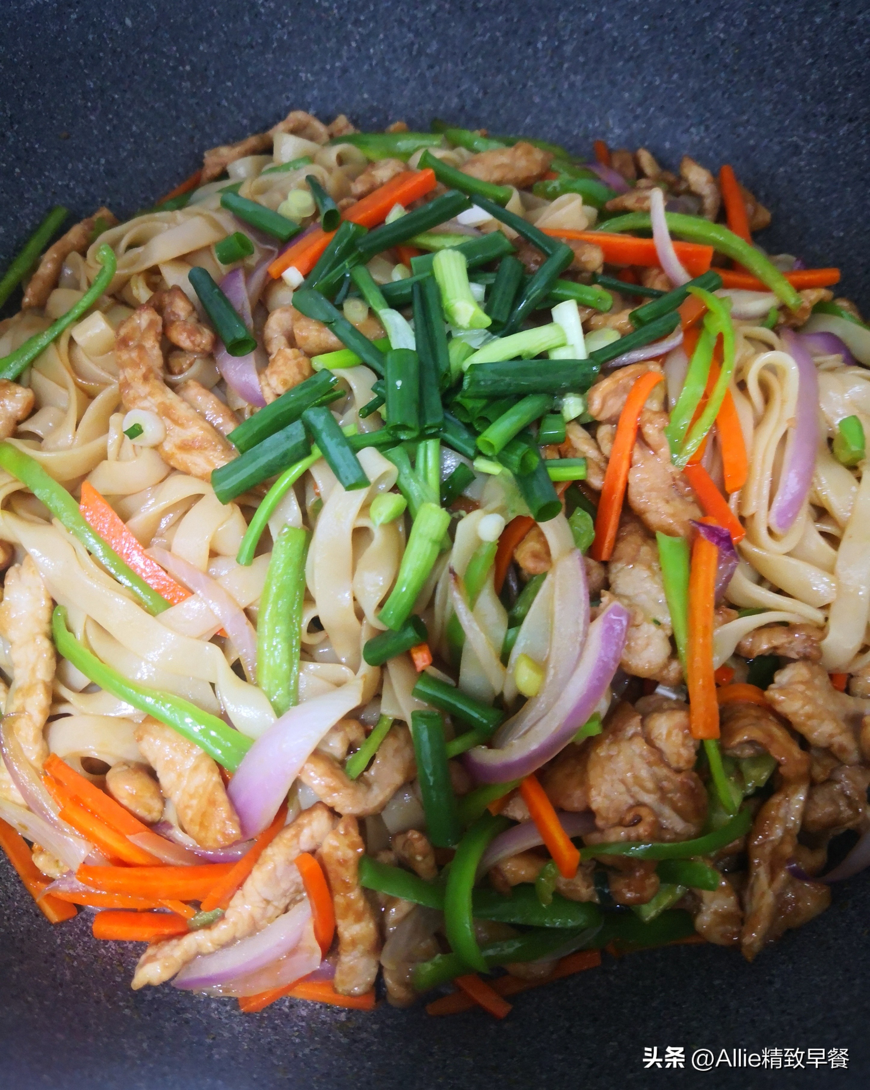 广东人爱吃的炒河粉，教您在家就能做，根根分明爽滑入味，零厨艺