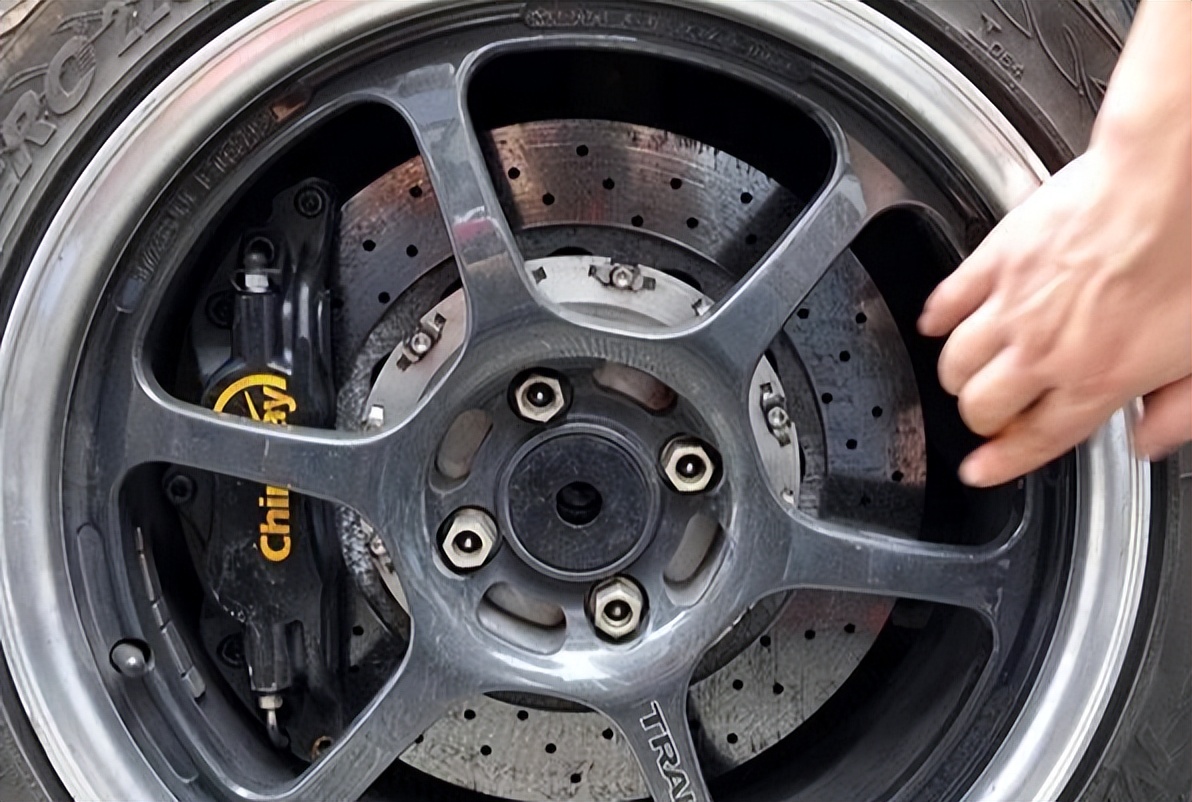 车咯噔咯噔响危害,一二挡车轮异响