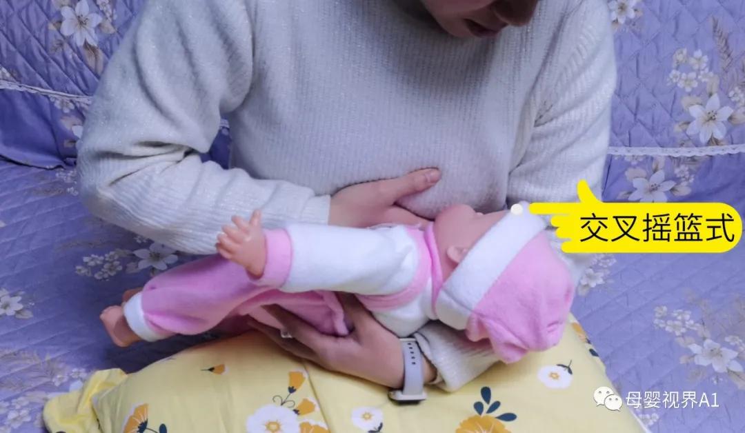 正确喂奶姿势解析,月子喂奶正确姿势