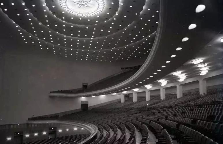 人大会堂服务员多少年换一次,大会堂服务员为啥四年一换