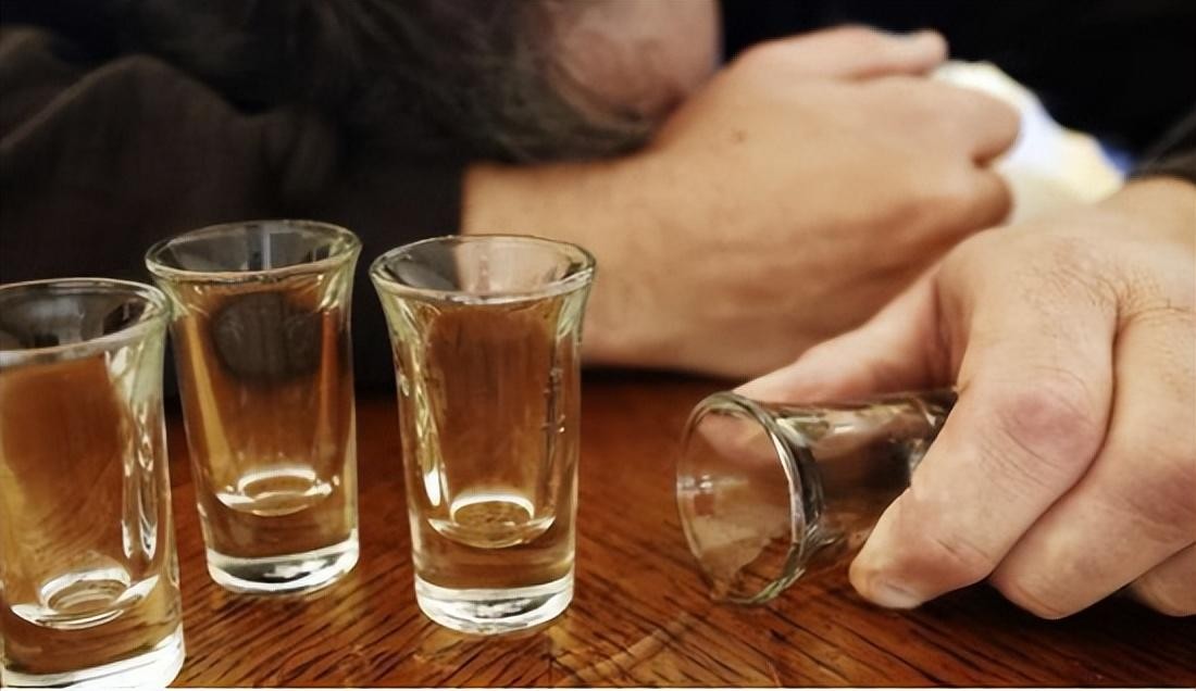 喝酒为什么会口干是不是酒量不行,喝完酒为什么那么难受