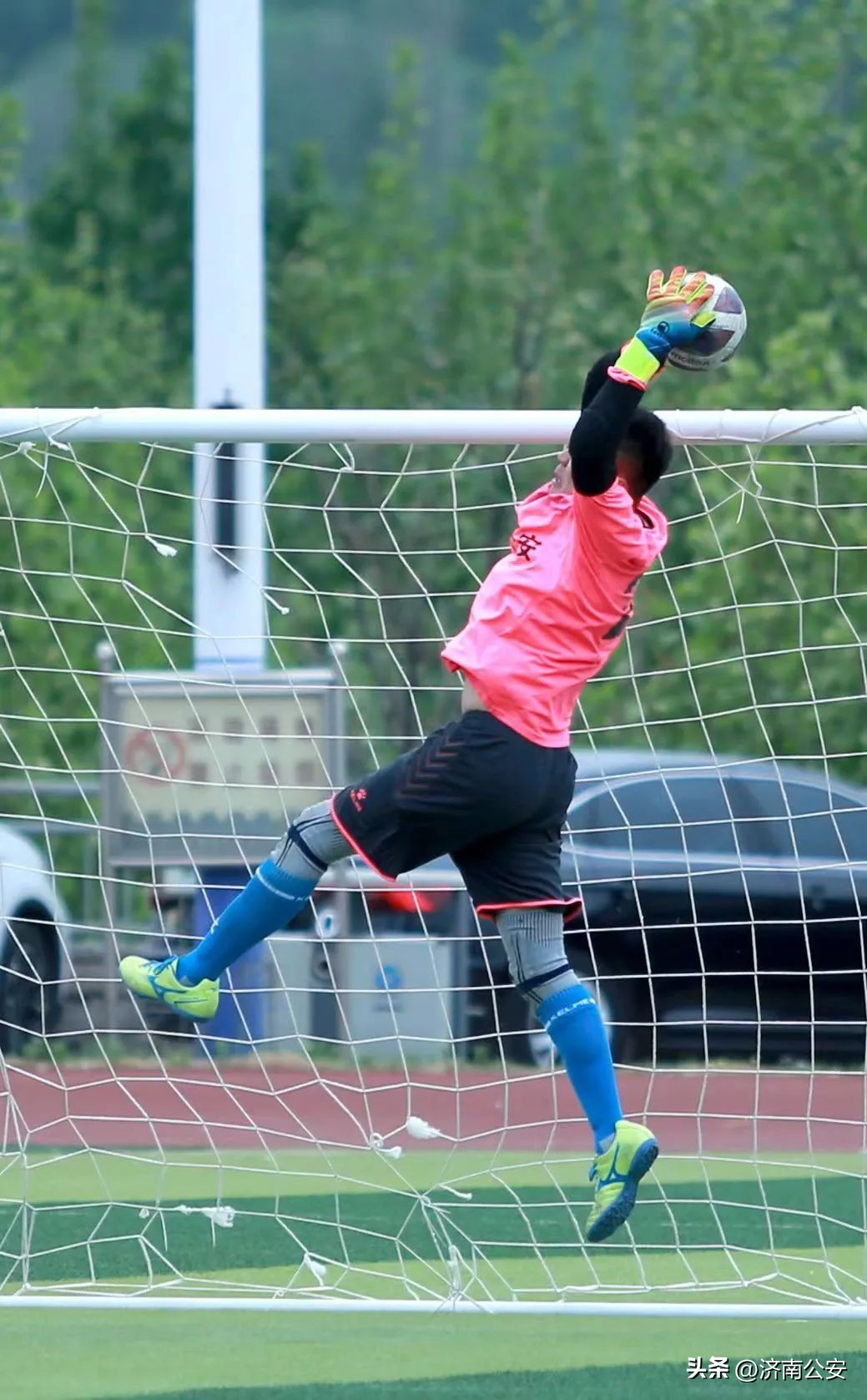 瞧瞧～警察队伍里的“足球小子”！