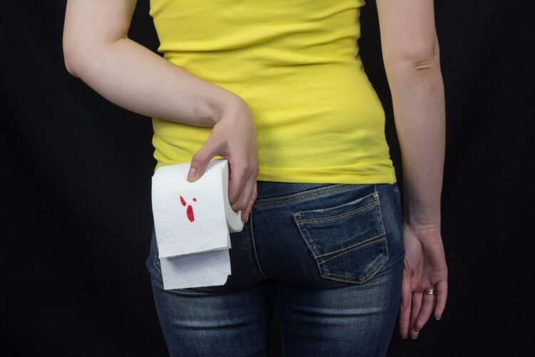 肛门周围潮湿瘙痒可以用风油精抹,肛门周围潮湿瘙痒用什么药膏