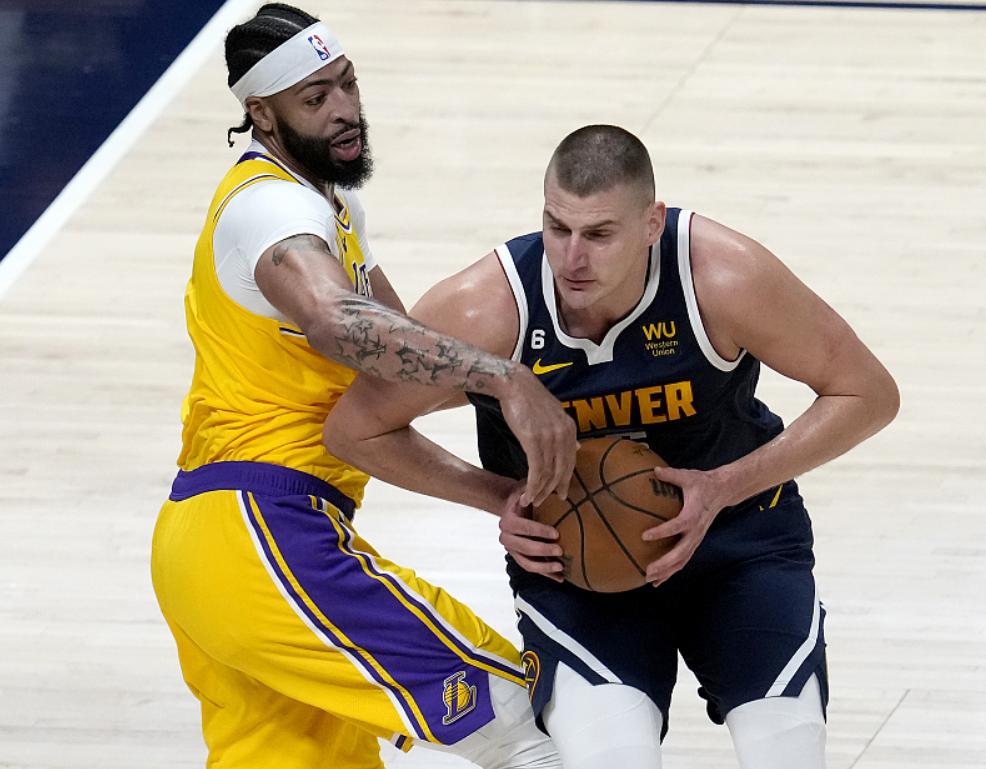 约基奇带队四连胜马龙,约基奇绝杀马龙赛后更衣室讲话