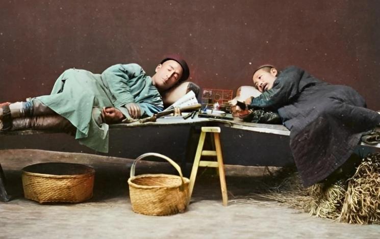 晚清*片鸦**危害:男子瘦骨嶙峋女子媚态百出,任人摆布!可悲可叹!