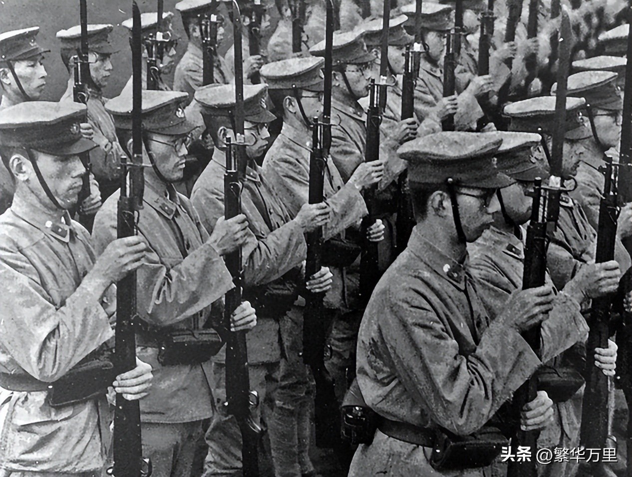 抗战非常艰难，八路军的1个主力师，为何只有117把*刀刺**？