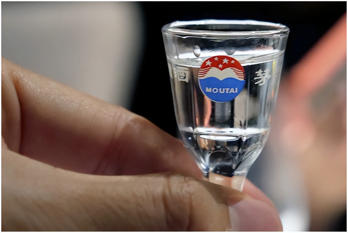 买茅台时附赠的小酒杯是干什么的,买茅台送的小酒杯