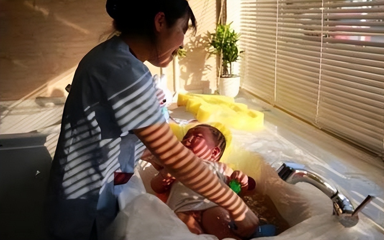 女子带3岁儿子洗药浴，不料却洗出绝症，*底卧**2年讨公道，结局如何