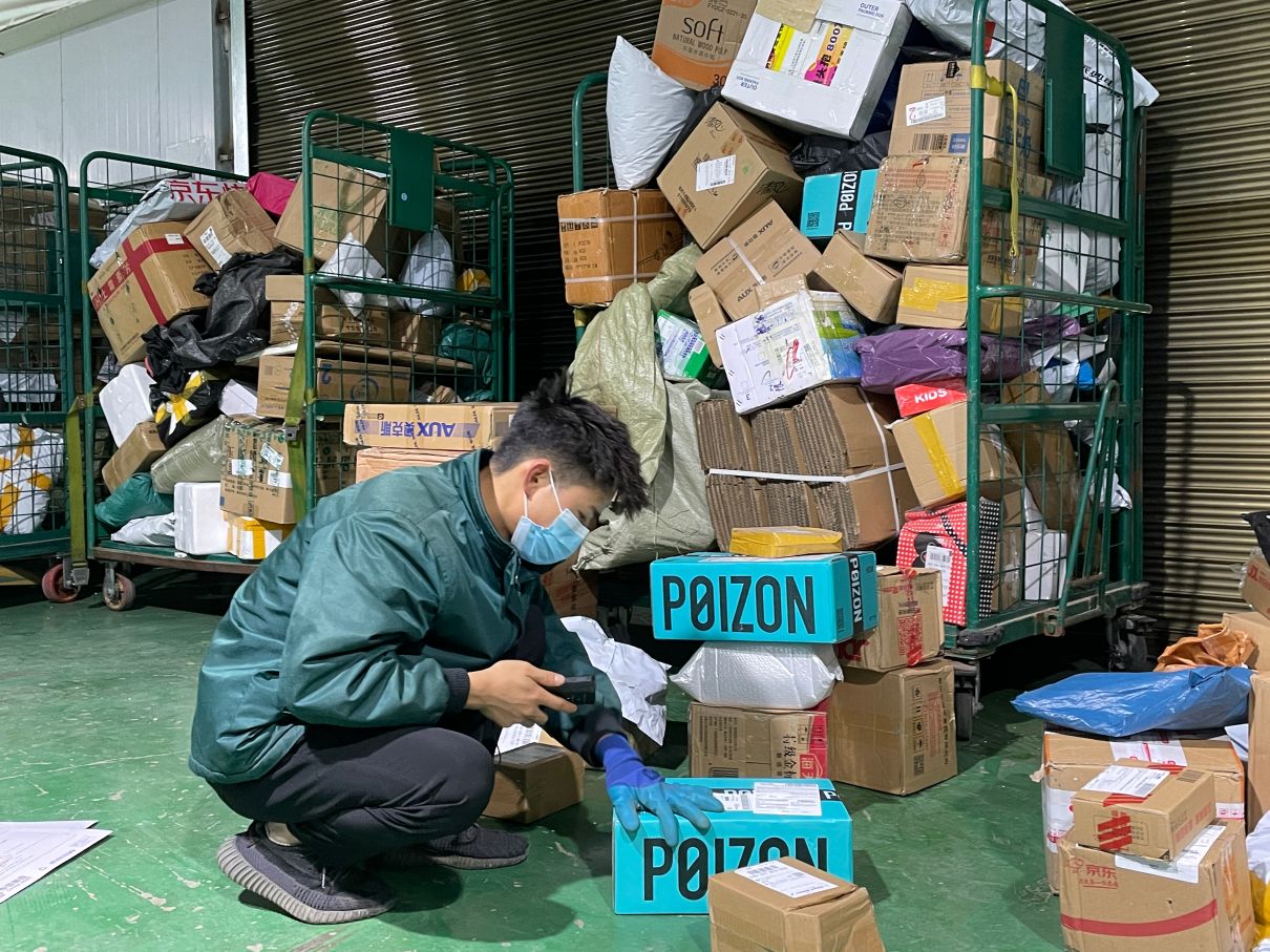 快递包裹快速配送,包裹最快半日送达且保障送货上门