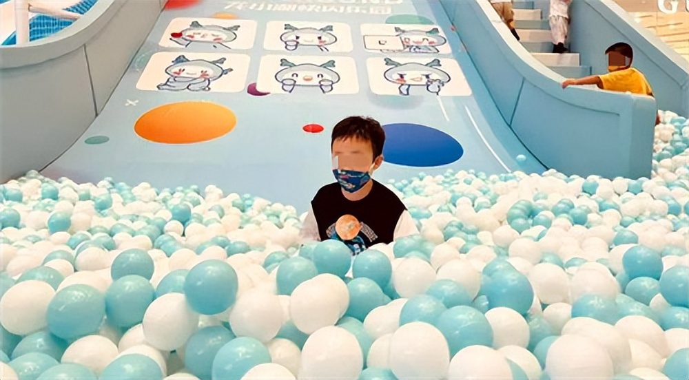 回顾北京3岁男童跳入海洋球致残，家属向儿童乐园索赔19万，判了