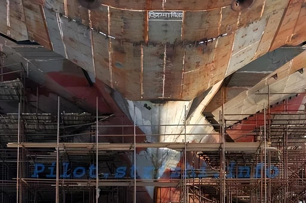 俄罗斯怎么整印度？1块钱卖给印度一艘航母，15年间狂宰30亿