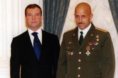 断腿不下战场，单挑百人抢回战友遗体，俄罗斯“平头哥”折服普京