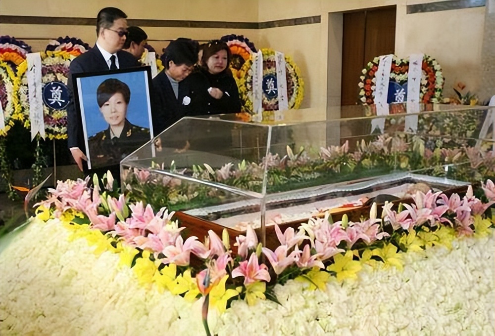 她发烧4天后突然去世,女歌手演出时倒地抢救无效离世