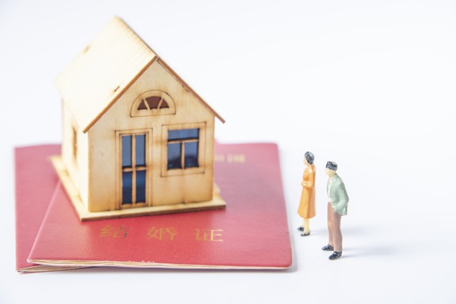 夫妻离婚拆迁房产分割的最新政策,离婚房产分割按评估价还是按市场