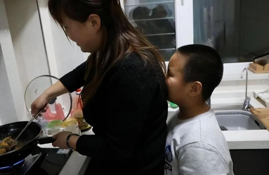 儿子帮妈妈按摩肩颈,儿子帮妈妈按摩背部