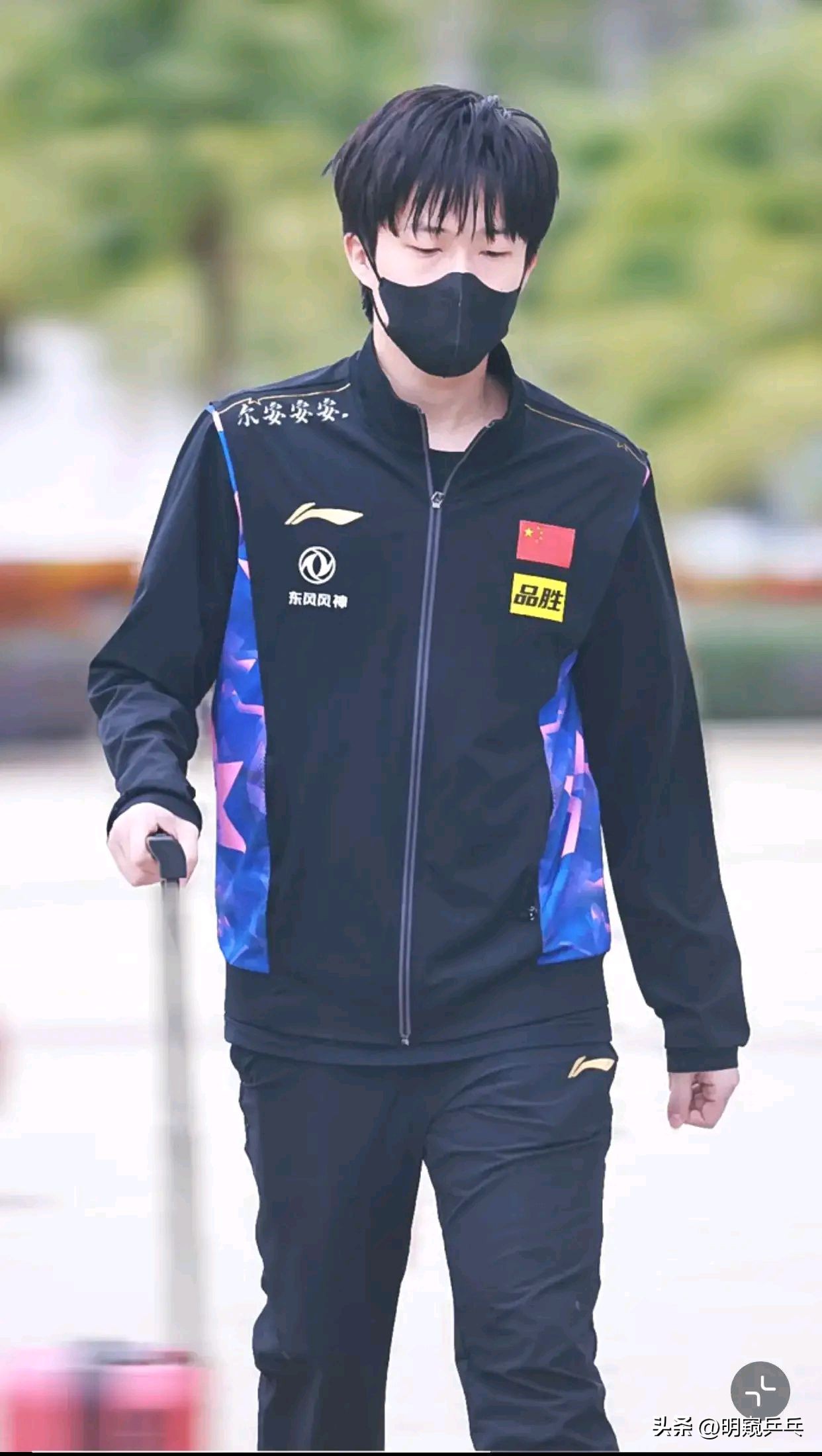 孙颖莎王曼昱同款卫衣,孙颖莎王曼昱李宁羽绒服合影