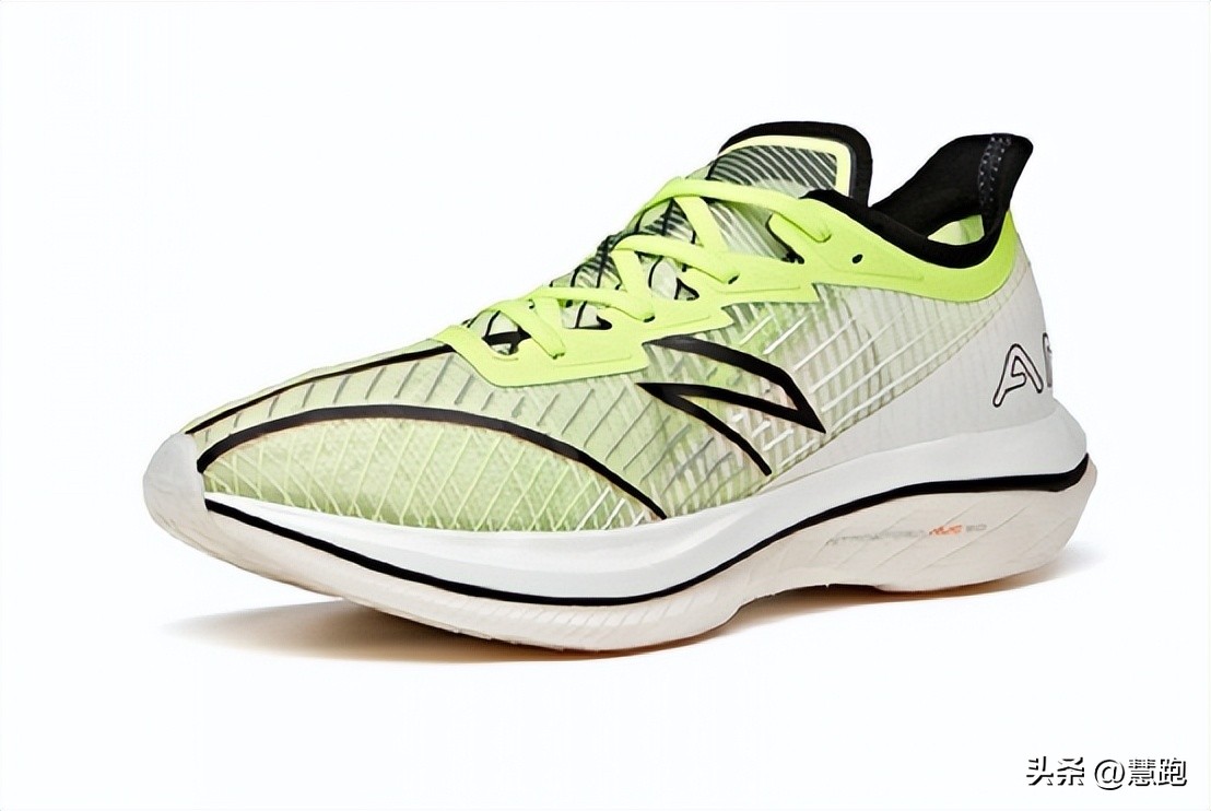 跑鞋内卷新高度：抢人抢名次争夺白热化你如何看？
