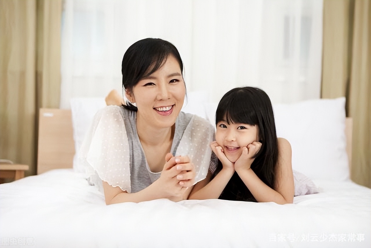 发现女儿晚上偷看手机怎么办,发现十岁女儿偷看网络漫画怎么办