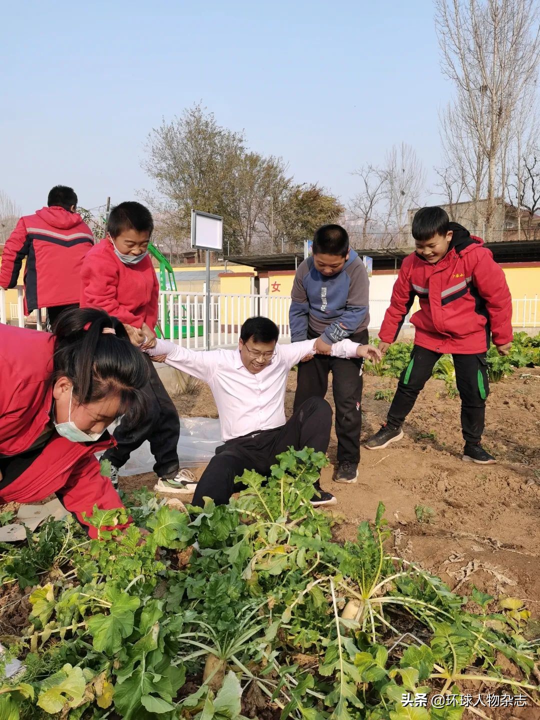 “逼”学生吃虾的山村校长，和被他守护的童年