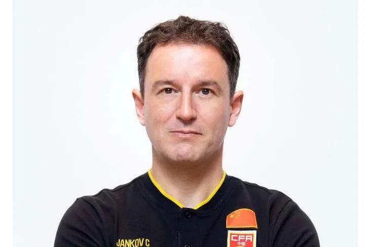 现任男足主教练扬科维奇,扬科维奇出任国足主教练