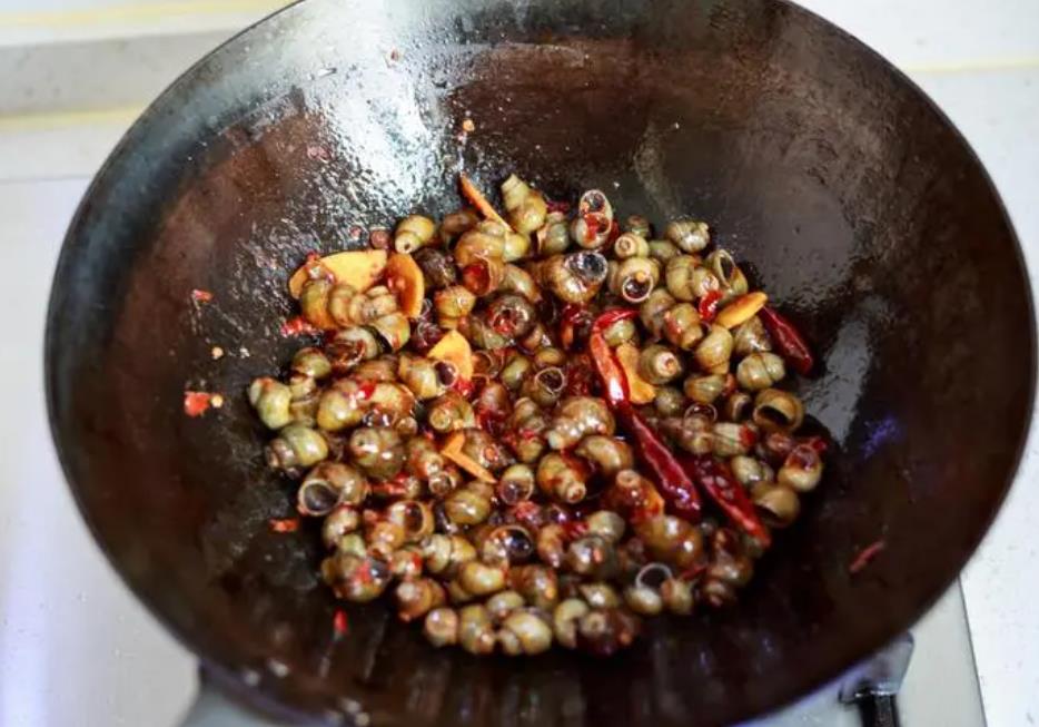 田螺焯水是冷水下锅还是热水下锅,田螺焯水是冷水下锅还是开水下锅