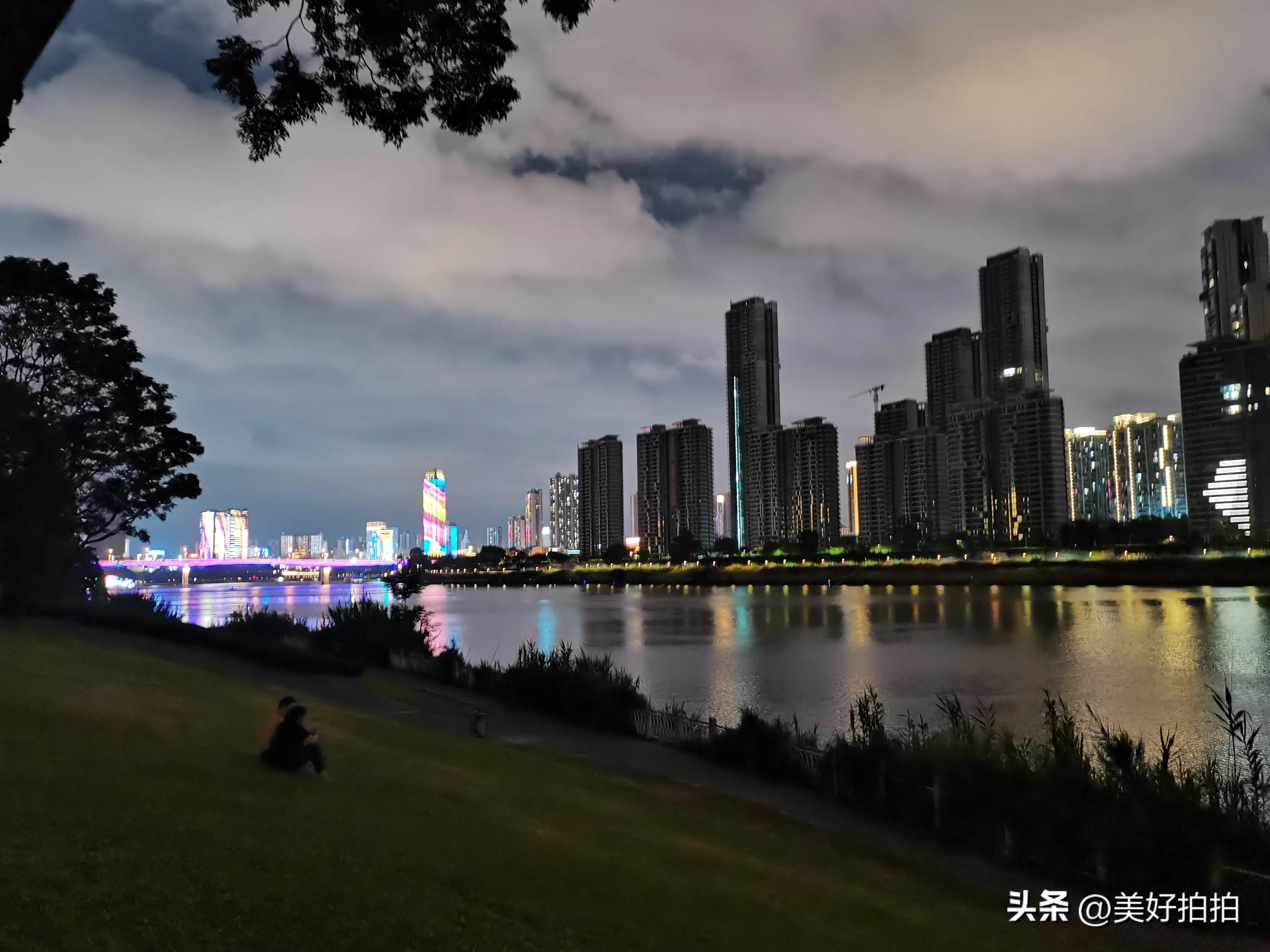 邕江边尽情放松,夜晚邕江边吹吹风