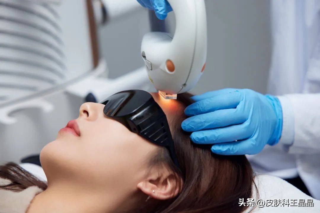 皮肤出油毛孔粗大适合什么护肤,皮肤出油毛孔粗大怎么解决